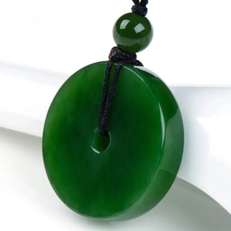 Pendentif en jade vert naturel sculpté à la main avec fermoir Ping'an - Boutique ÉclatsChic